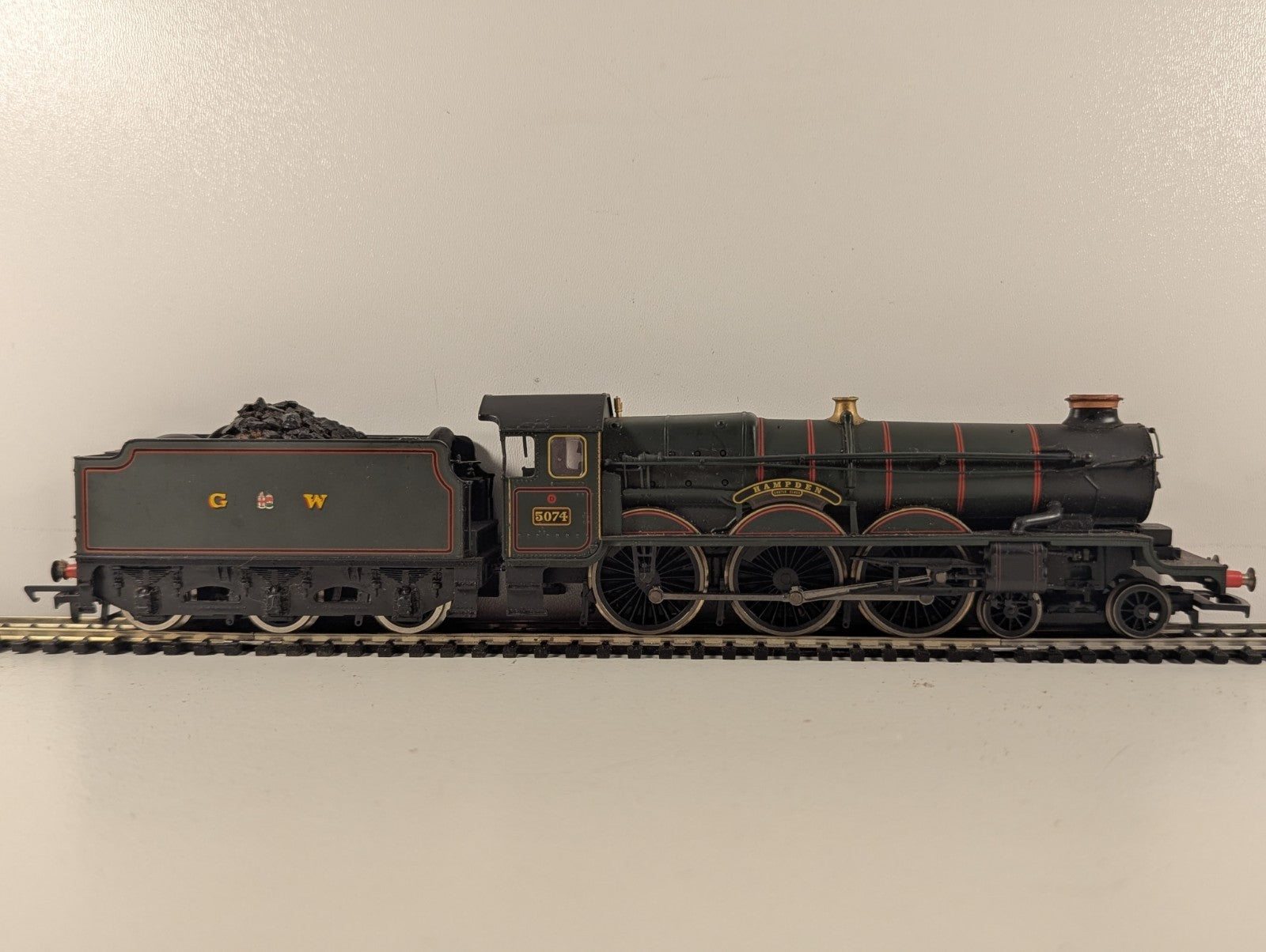 Hornby OO Gauge GWR Castle Class 5074 Hampden Castle steam locomotive model on track