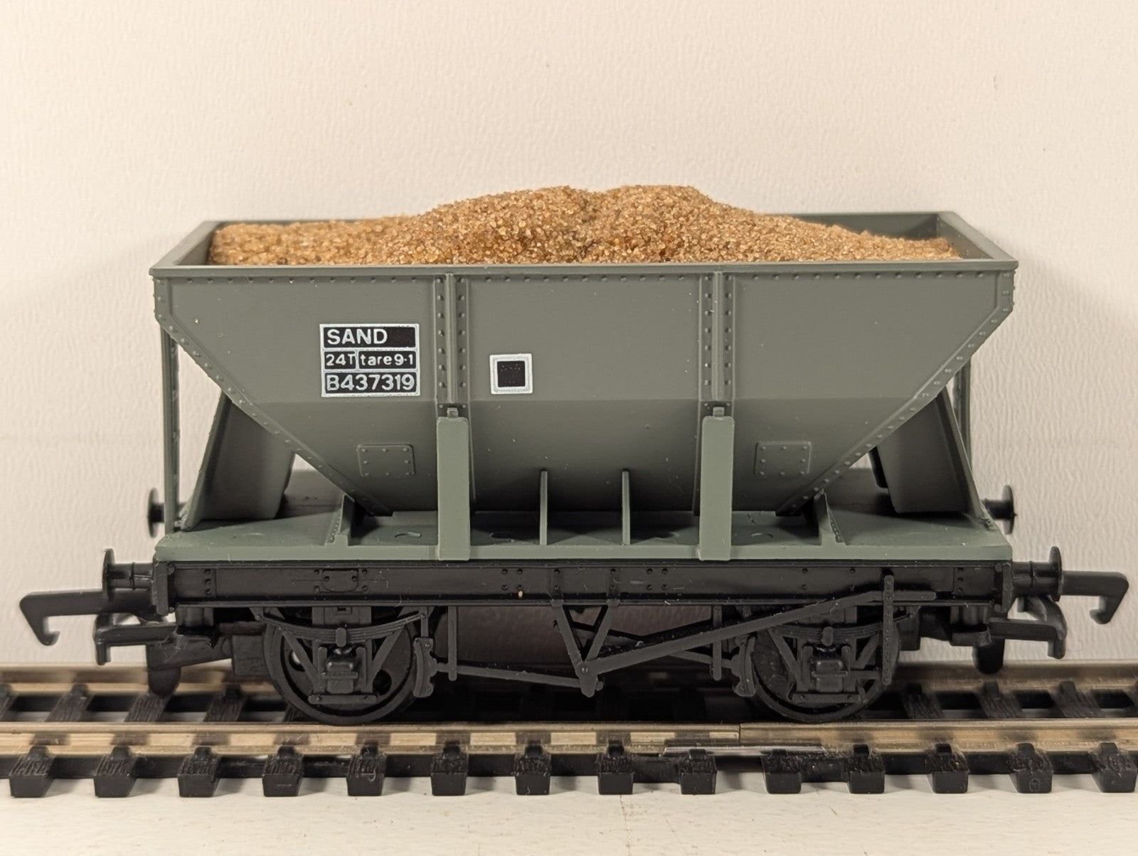Mainline 37422 OO Gauge BR Grey Hopper Wagon with Sand Load - Boxed