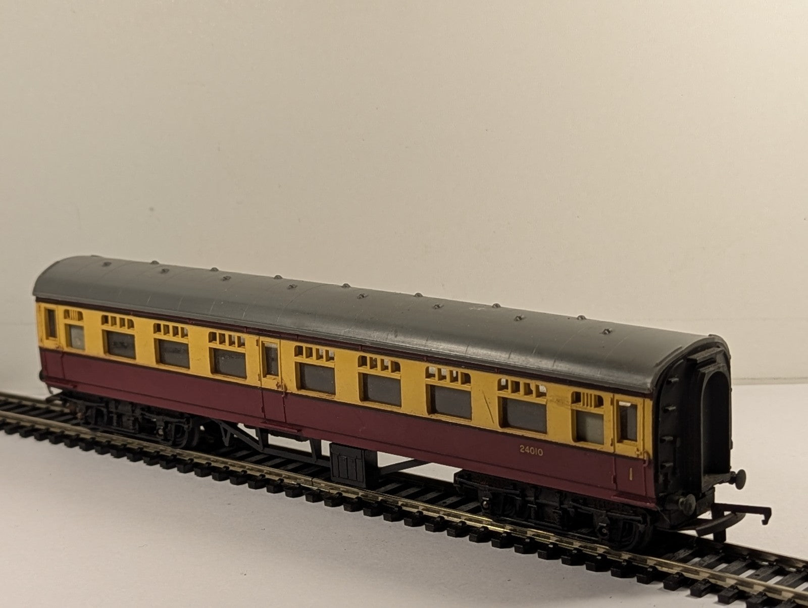 Tri-ang OO Gauge BR Mainline Composite Coach Passenger Coach 24010