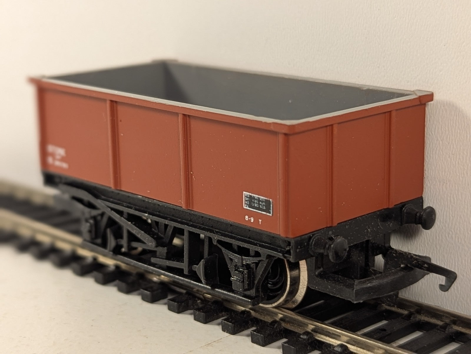 Hornby R239 BR 26T Stone Mineral Wagon finished in BR Bauxite livery.