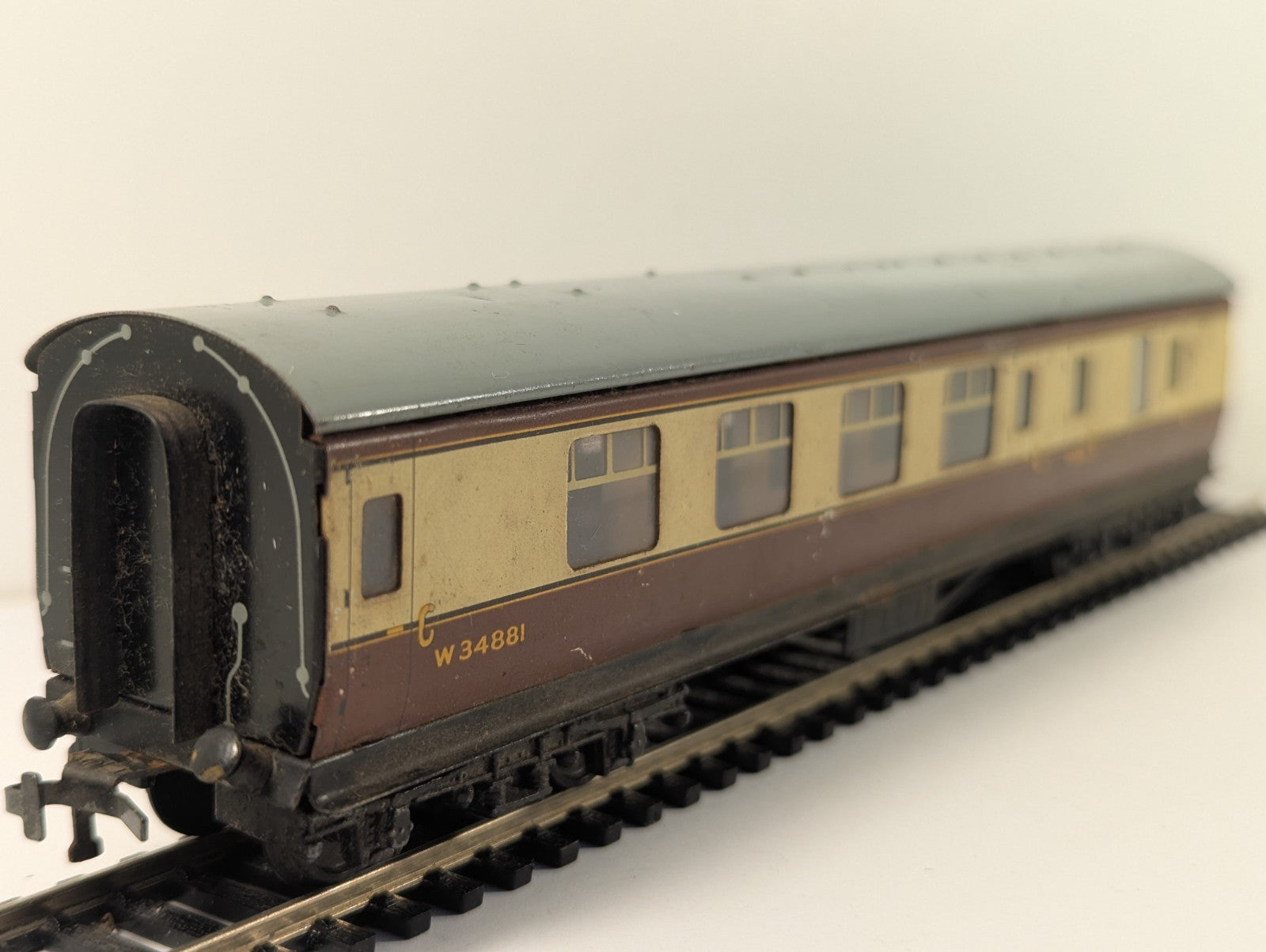 Hornby Dublo OO Gauge Stanier Brake Coach Chocolate & Cream