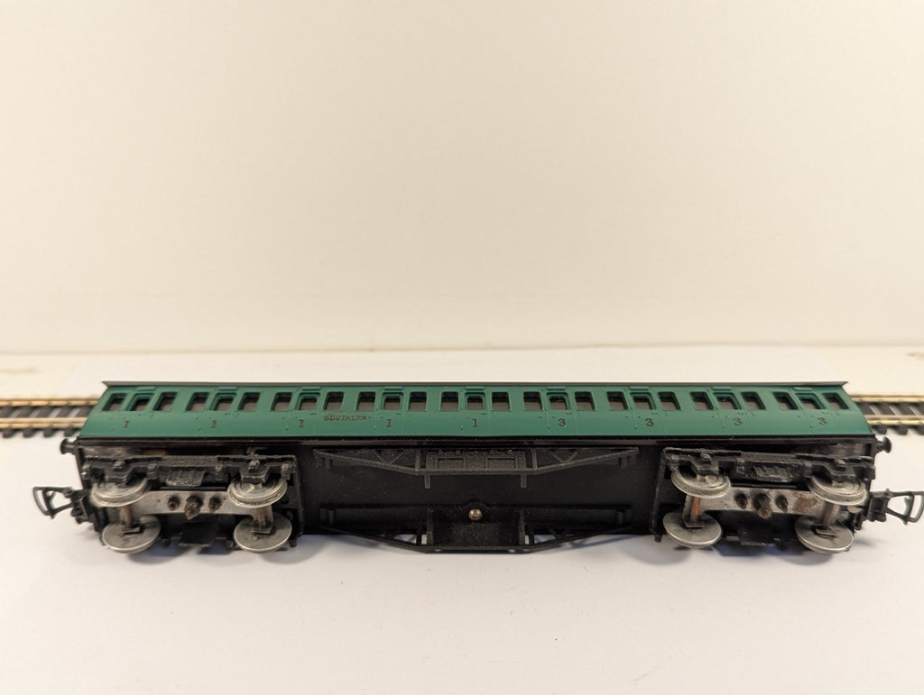 Graham Farish OO Gauge Southern Railway Green Third Class Coach Boxed
