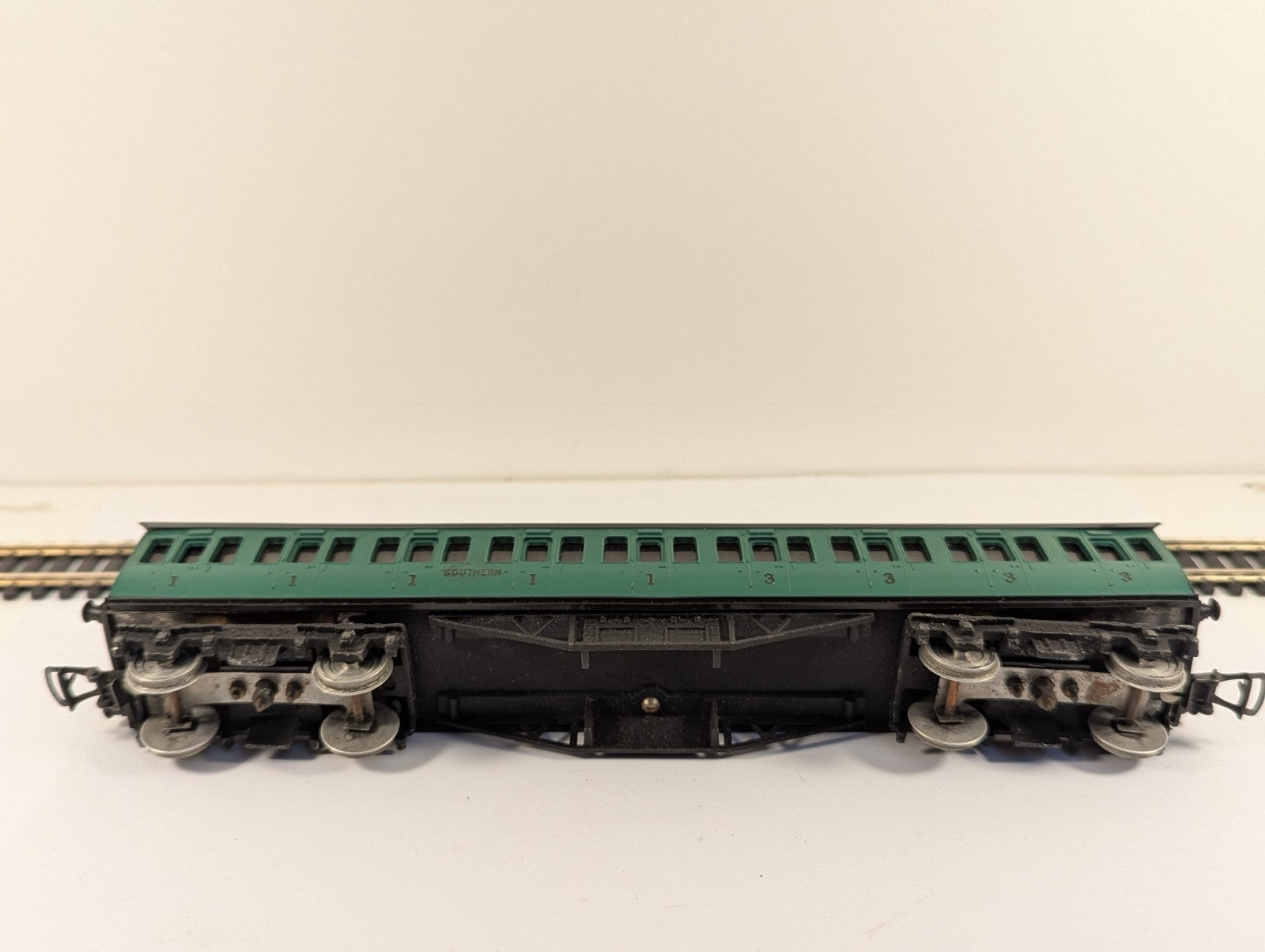 Graham Farish OO Gauge Southern Railway Green Third Class Coach Boxed