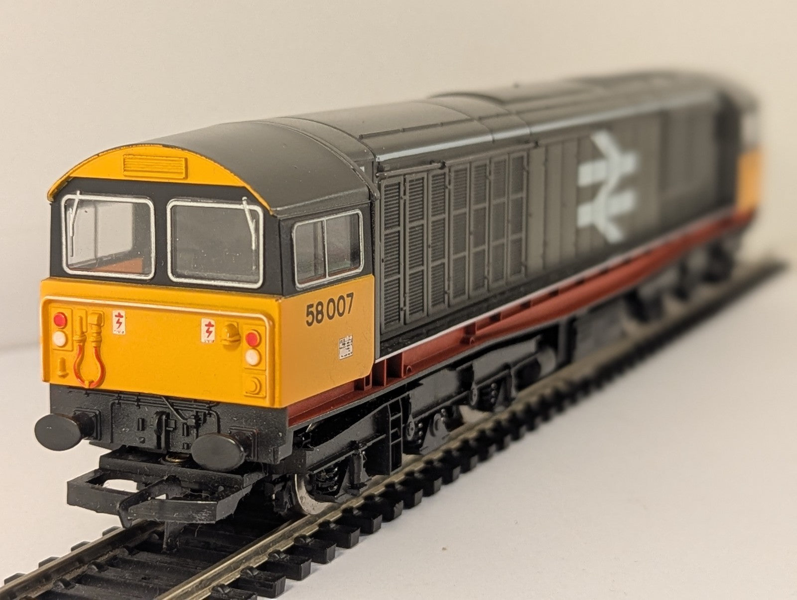 Hornby R250 Class 58 No. 58007 BR Railfreight Red Stripe - Boxed