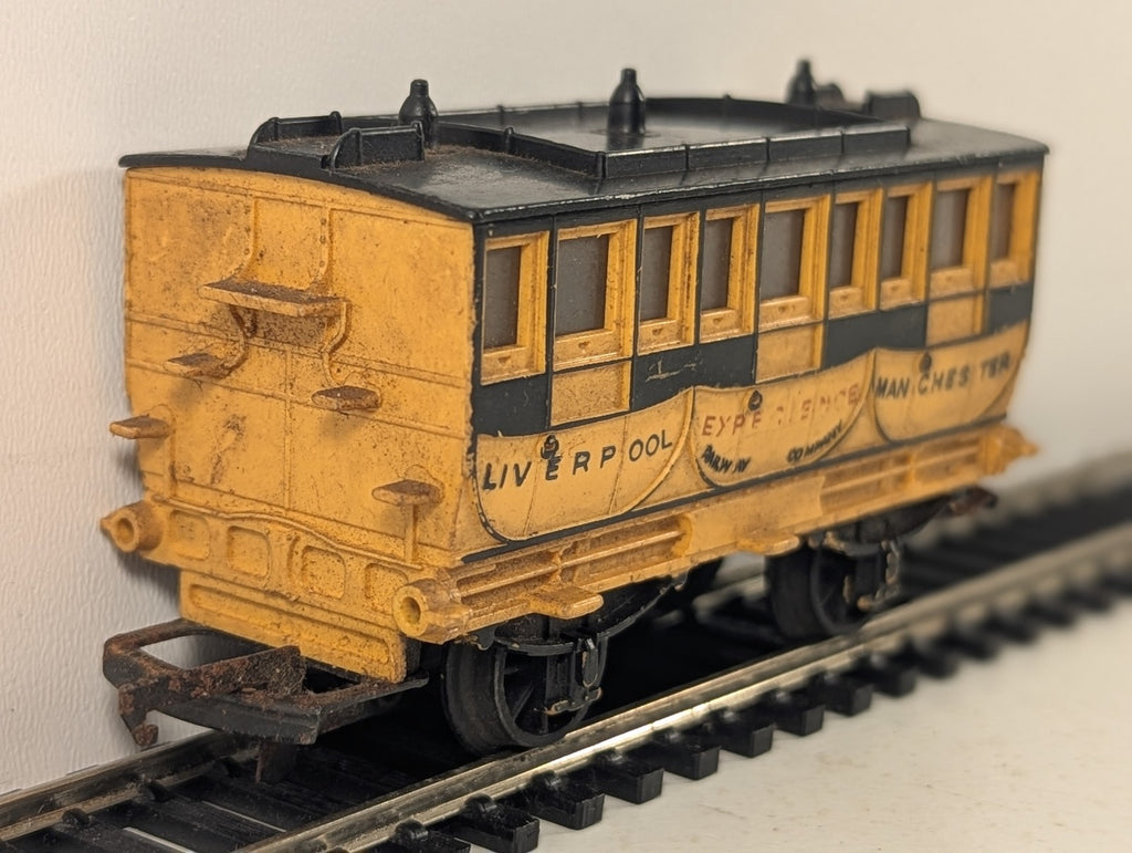 Tri-ang OO Gauge L&MR Coach 'Experience' Passenger Coach L&MR Yellow and Black