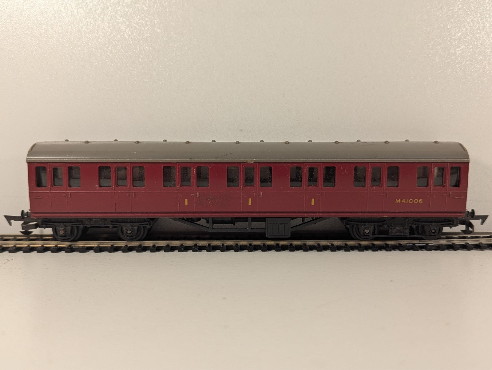 Tri-ang R121 OO Gauge BR Maroon Suburban Composite Coach