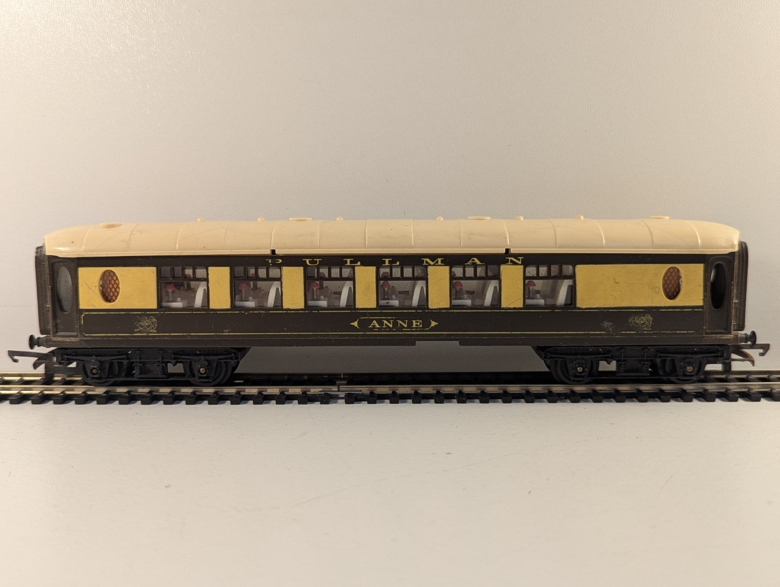 Tri-ang Hornby R228 OO Gauge Pullman Coach 'Anne'