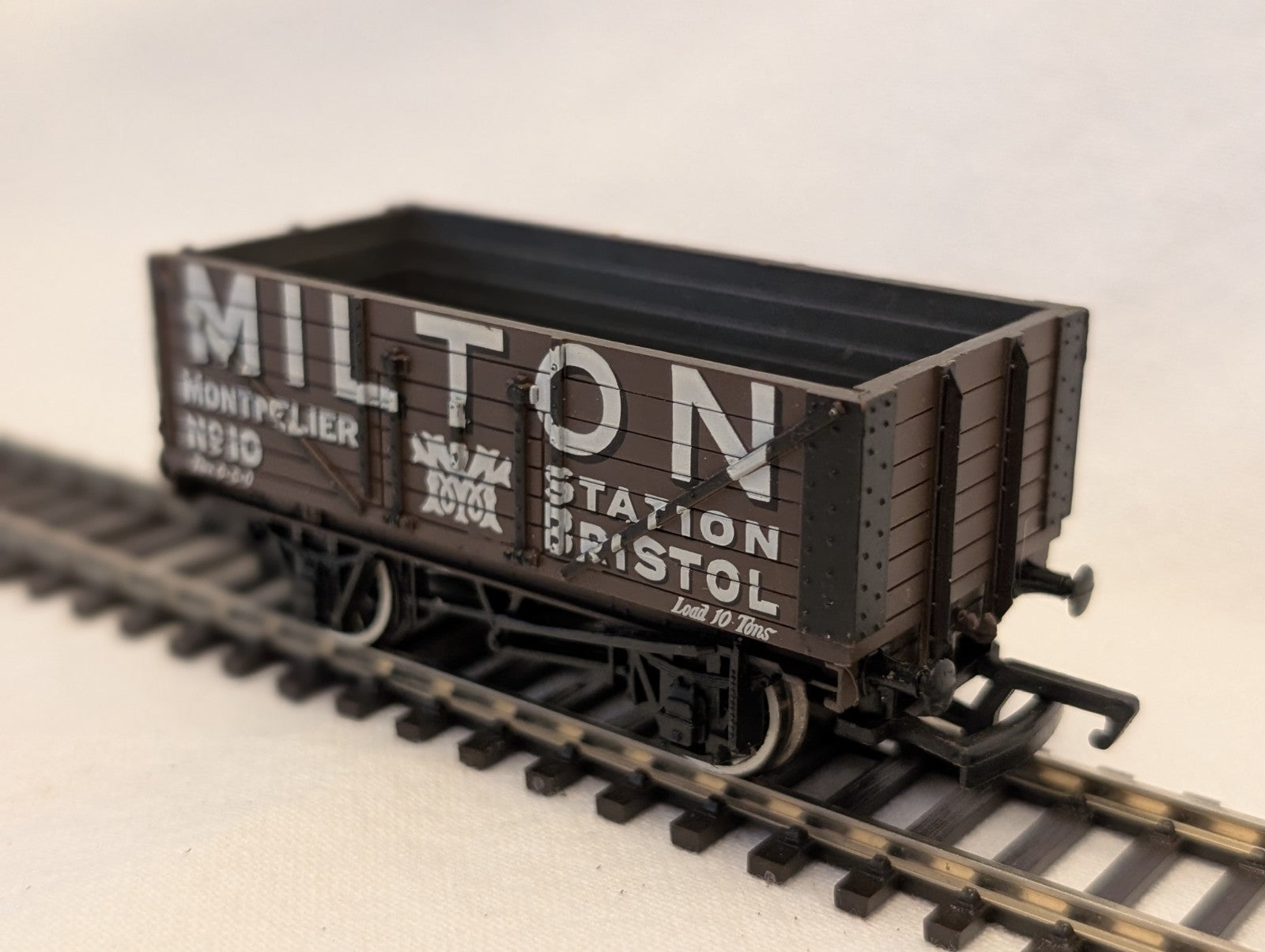 Bachmann OO Gauge 7 Plank Wagon 'Milton' Goods Wagon 10 Milton Brown