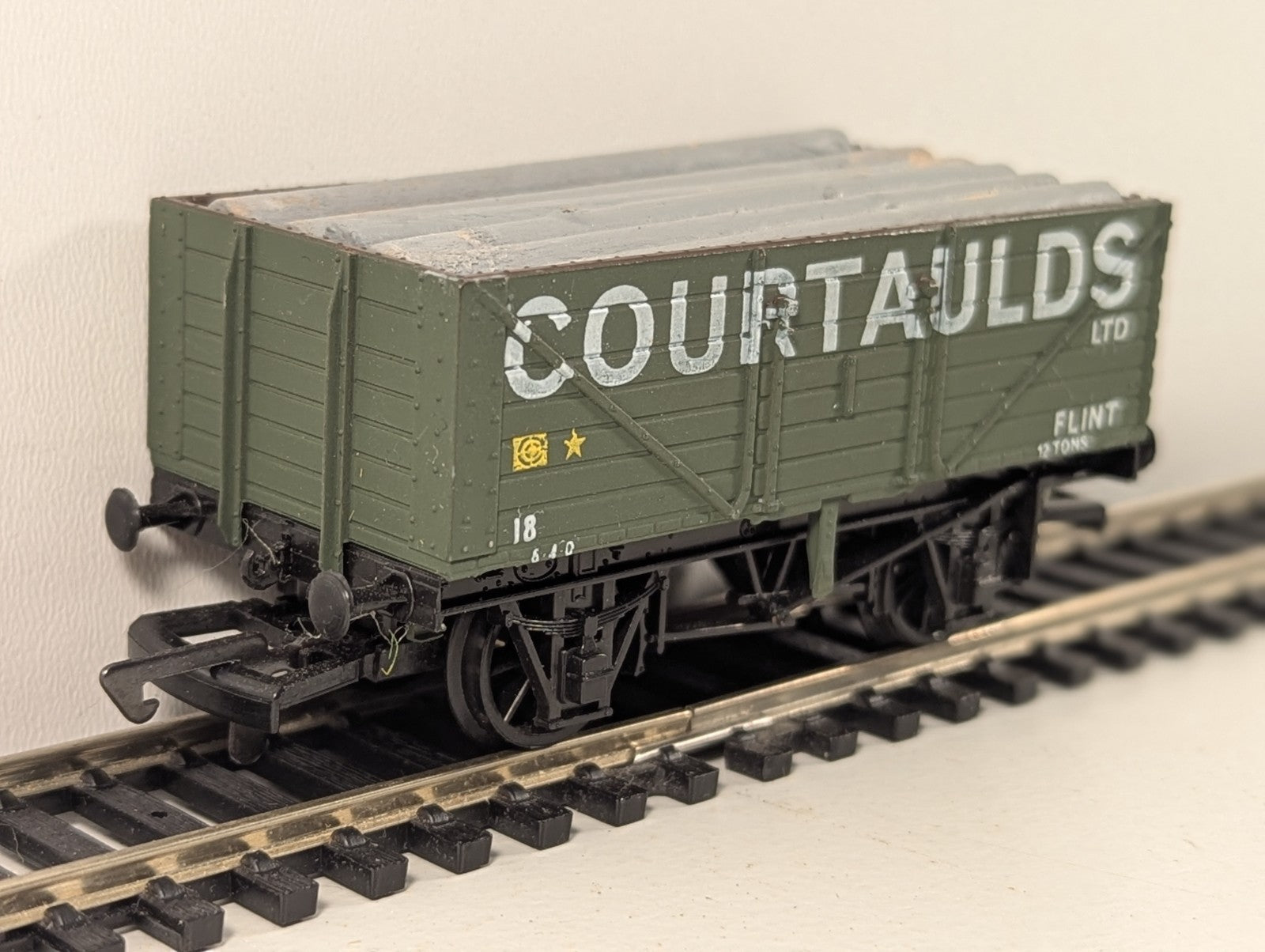 Dapol B169 OO Gauge Courtaulds 7 Plank Wagon - Boxed