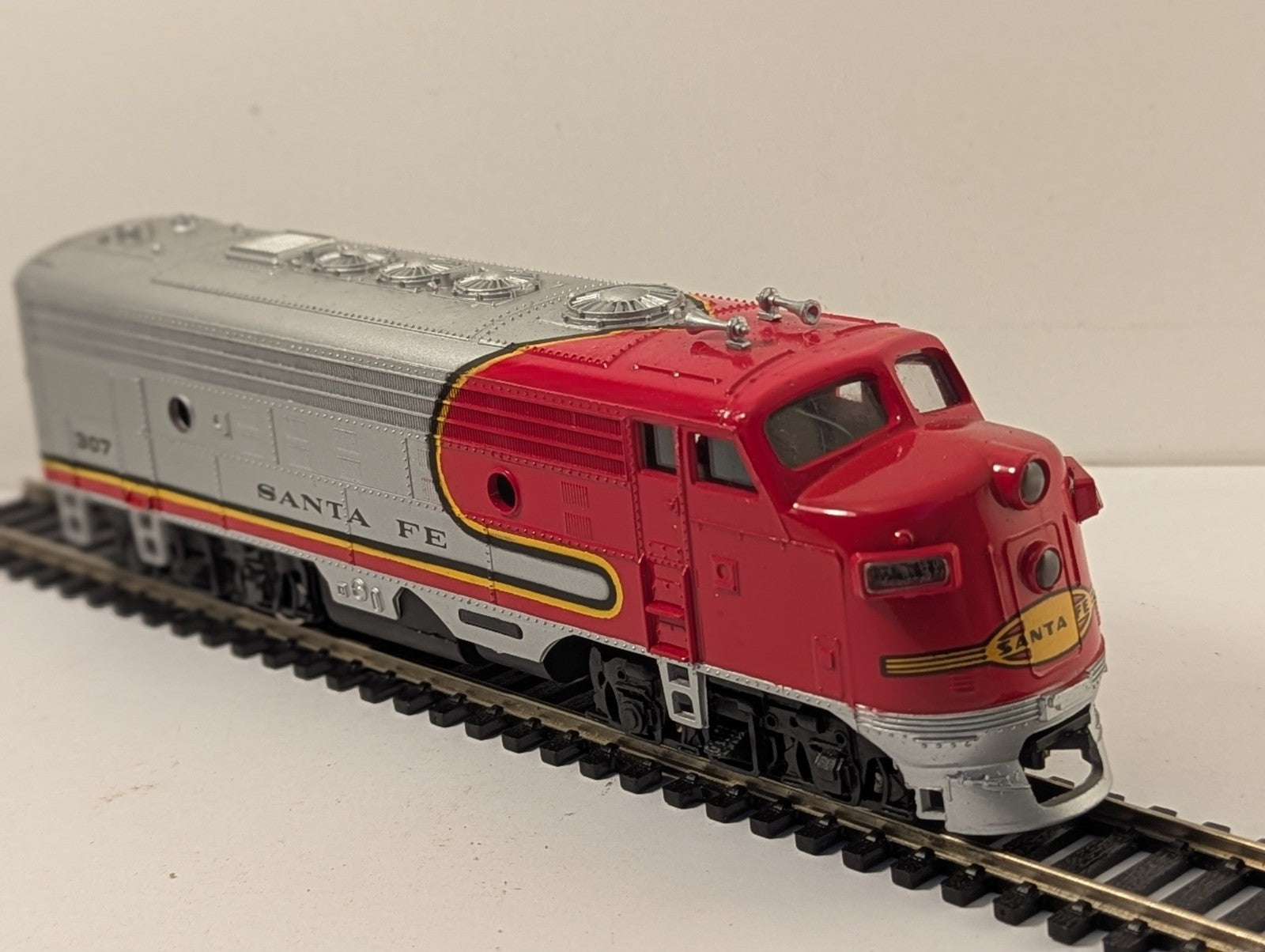Bachmann HO Gauge EMD F9 A-Unit Santa Fe 307 - Faulty