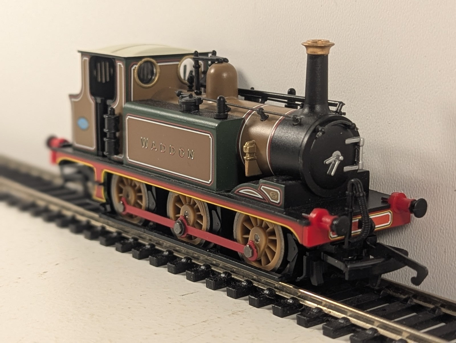 Hornby OO Gauge LBSC 0-6-0 Terrier Locomotive 'Waddon' Steam Locomotive