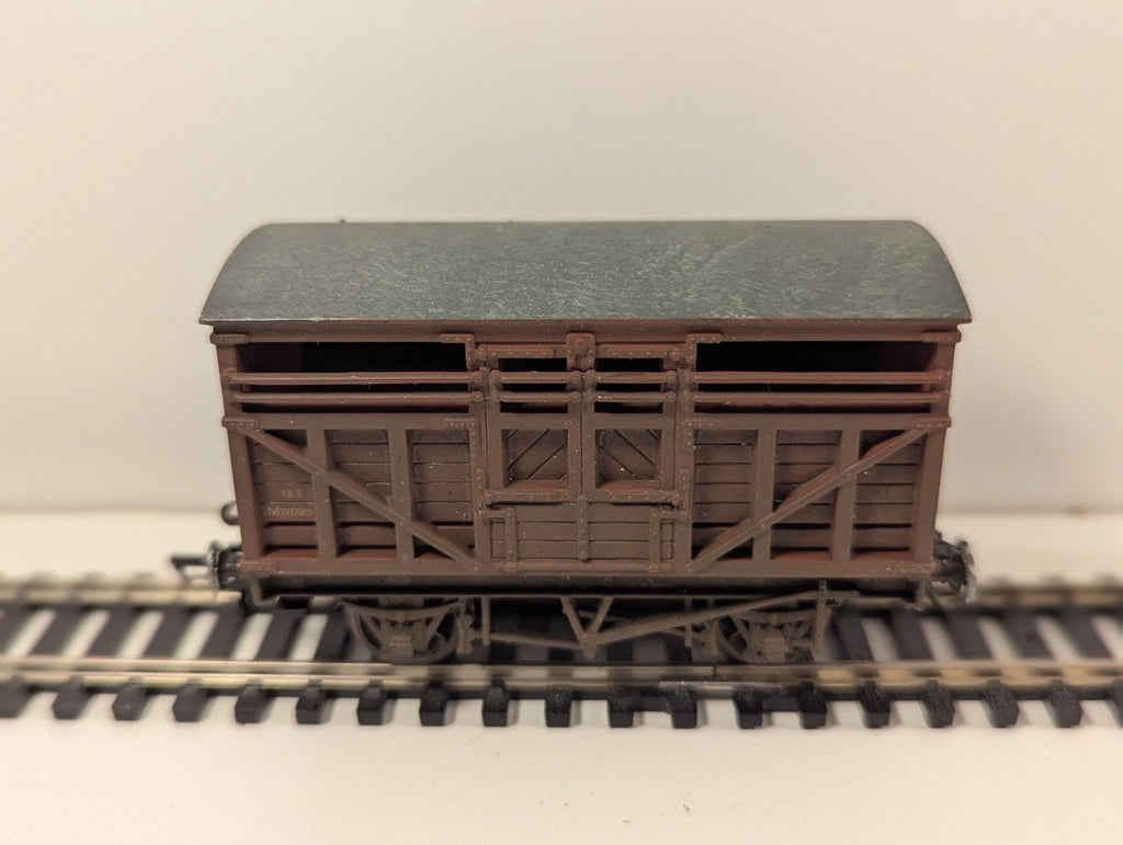 Mainline 12-Ton Cattle Wagon – Weathered – Fitted with Kadee Couplings