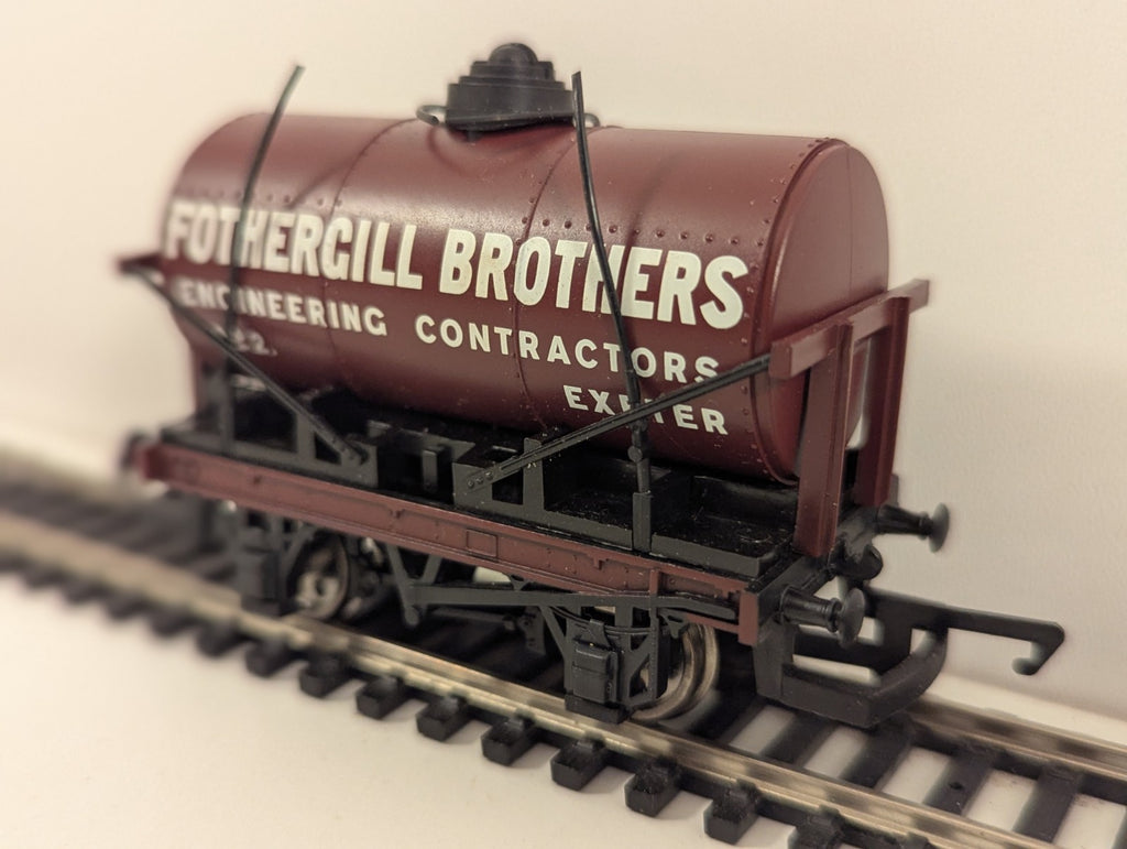 Hornby OO Gauge 12-Ton Tank Wagon – Fothergill Brothers Livery – Damaged