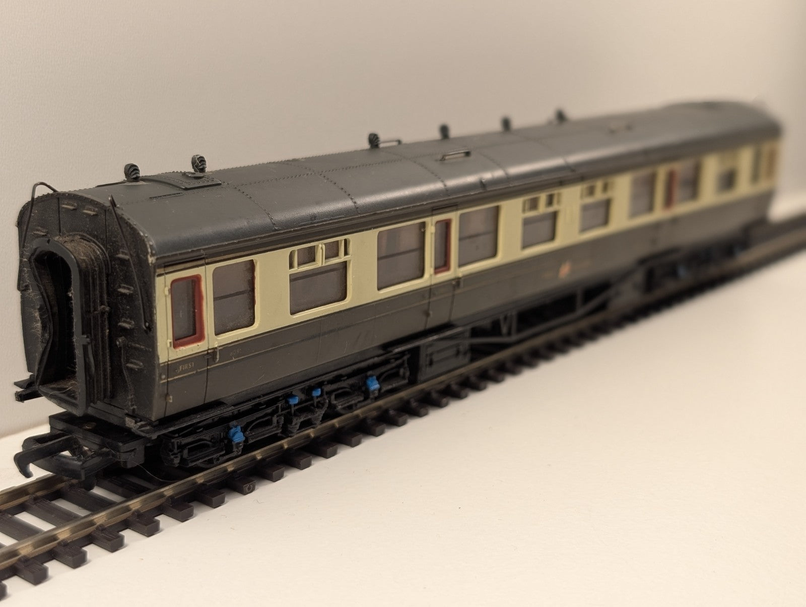 Bachmann OO Gauge GWR Collett Passenger Coach – Requires Some TLC