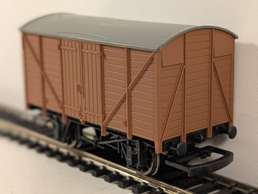 Hornby OO Gauge 12 Ton Ventilated Van Unbranded Brown