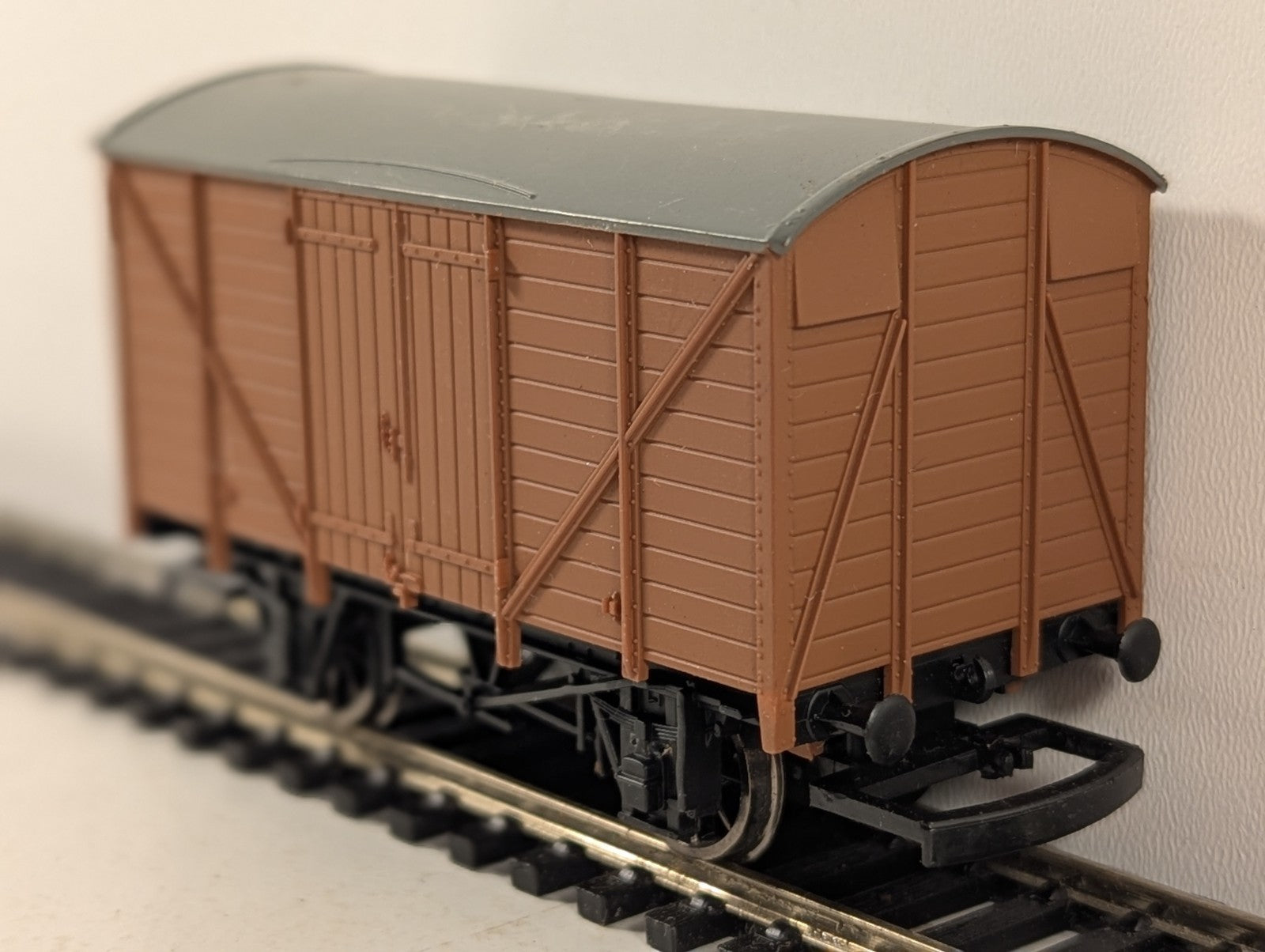 Hornby OO Gauge 12 Ton Ventilated Van Unbranded Brown