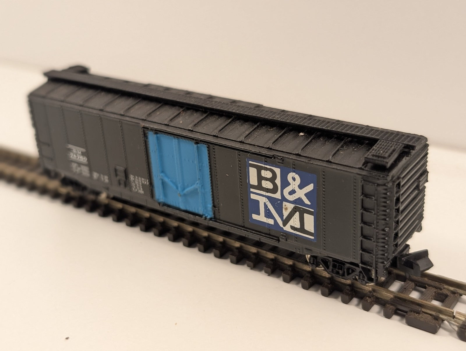 Bachmann N Gauge Boston & Maine 50' Box Car – No. 74750