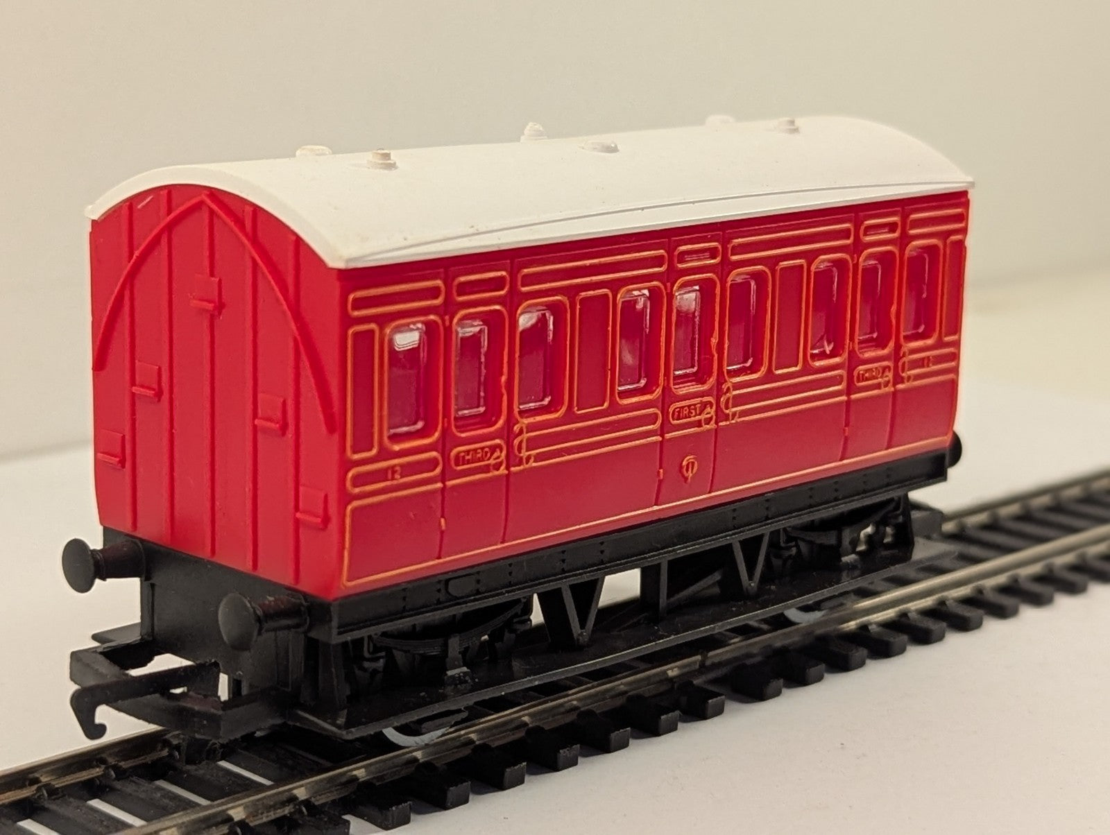 Hornby OO Gauge Compartment Red 4-Wheel Composite Coach Passenger Coach 12