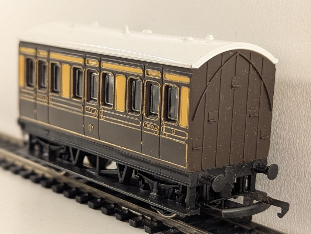 Hornby R213 OO Gauge GWR 4 Wheel Coach - Boxed