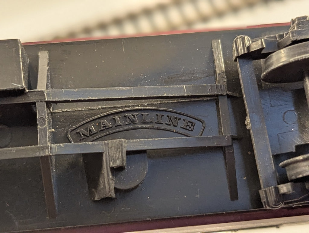 Mainline OO Gauge BR Maroon Mk1 Brake Coach