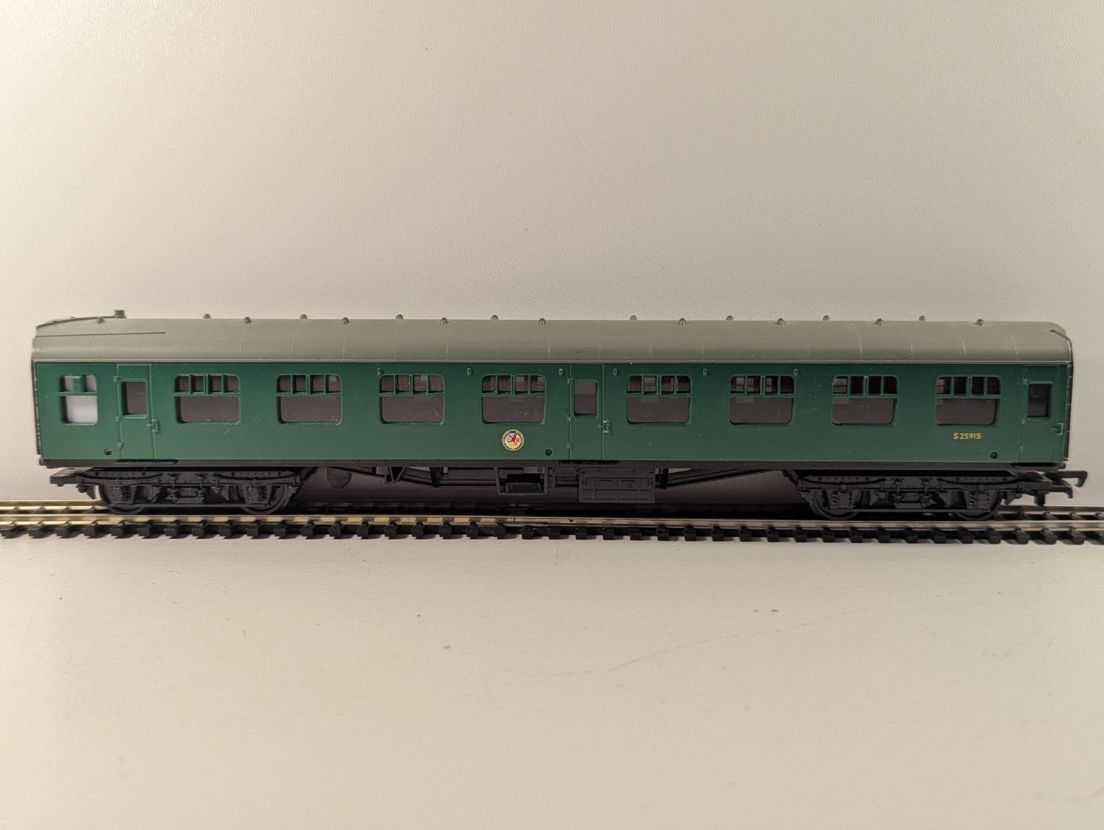 Mainline 37121 OO Gauge BR Mk1 Corridor 3rd class S25915 SK Green – Faults