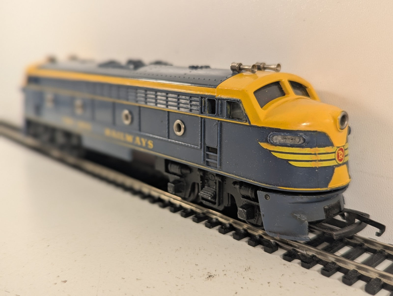 Tri-ang OO Gauge Double Ended Diesel Locomotive 7007 Blue and Yellow