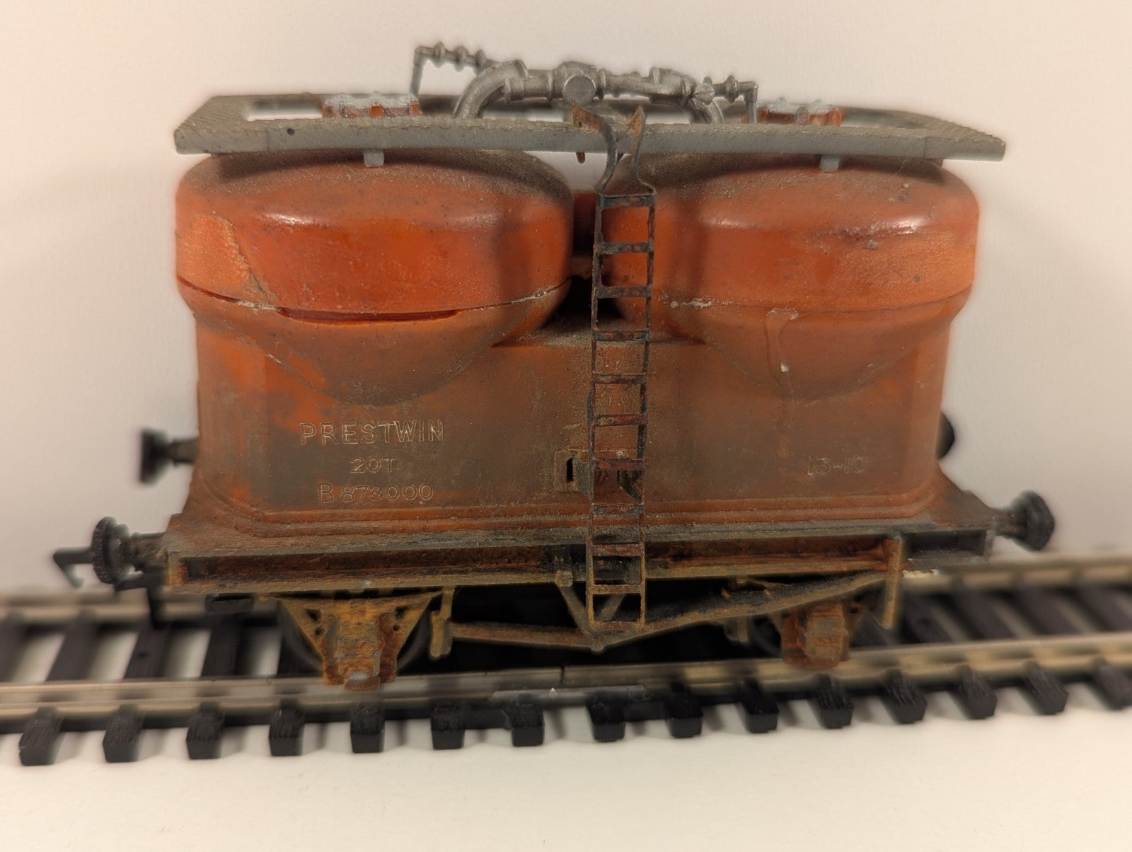 Wrenn “Prestwin” Twin Silo Wagon – OO Gauge