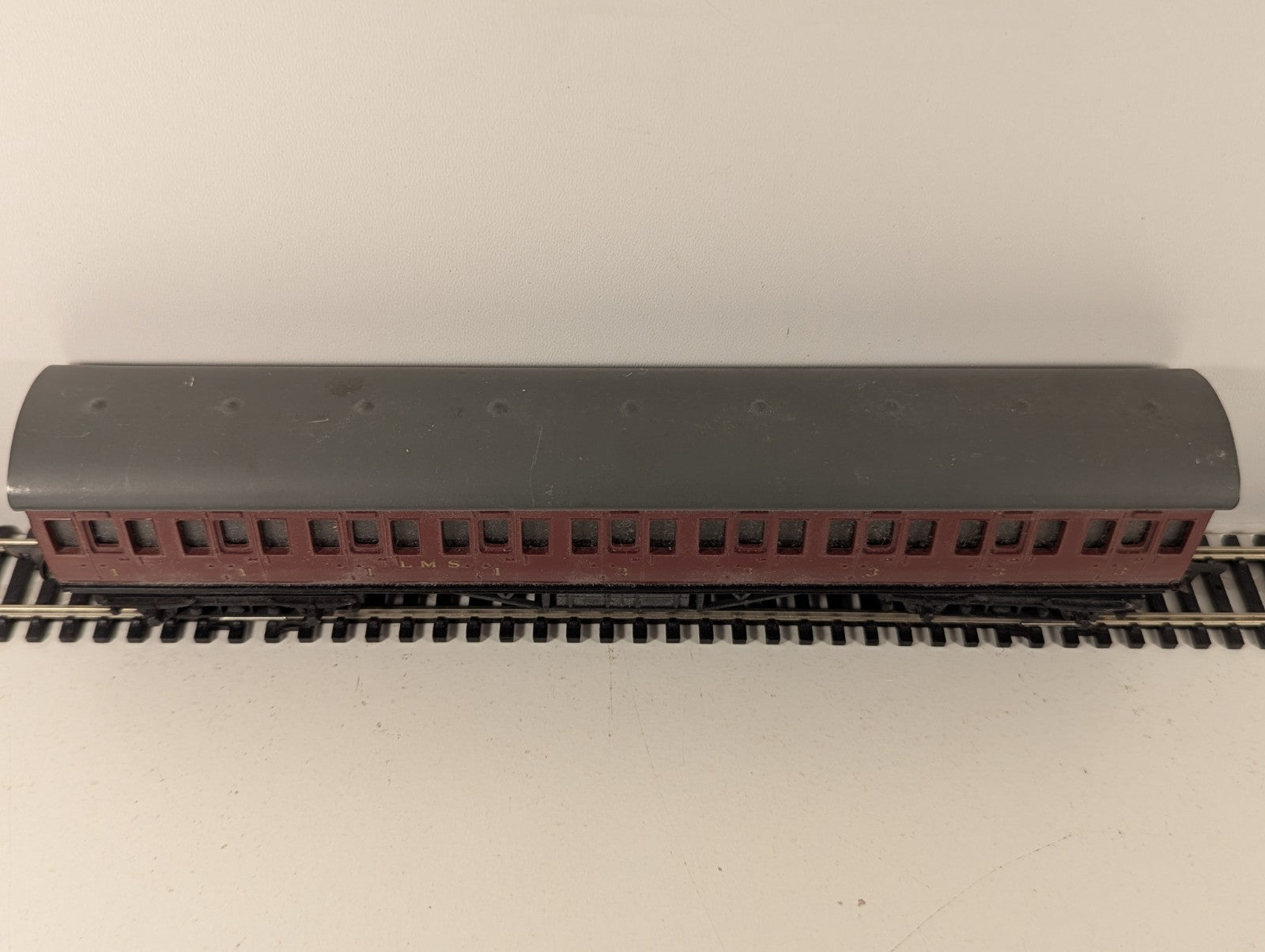 Graham Farish OO Gauge LMS Maroon Suburban Composite Coach