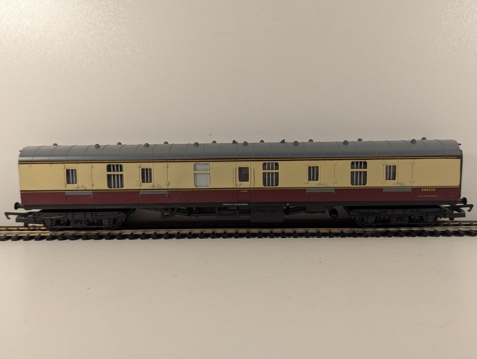 Hornby R4073 BR Mk1 BG Corridor Brake Coach E80535 Maroon & Cream - Boxed