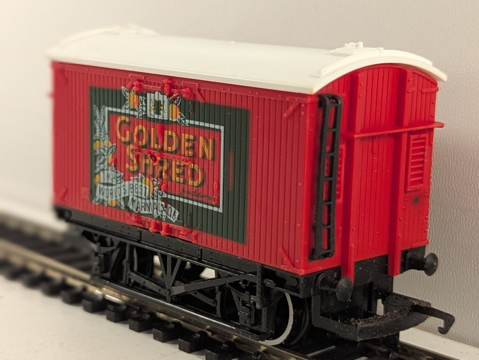Hornby R009 Golden Shred Closed Van Goods Wagon