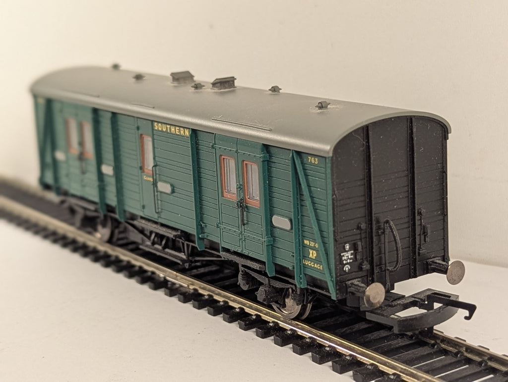 Hornby OO Gauge SR 4-Wheel BY Utility Van Passenger Coach 763