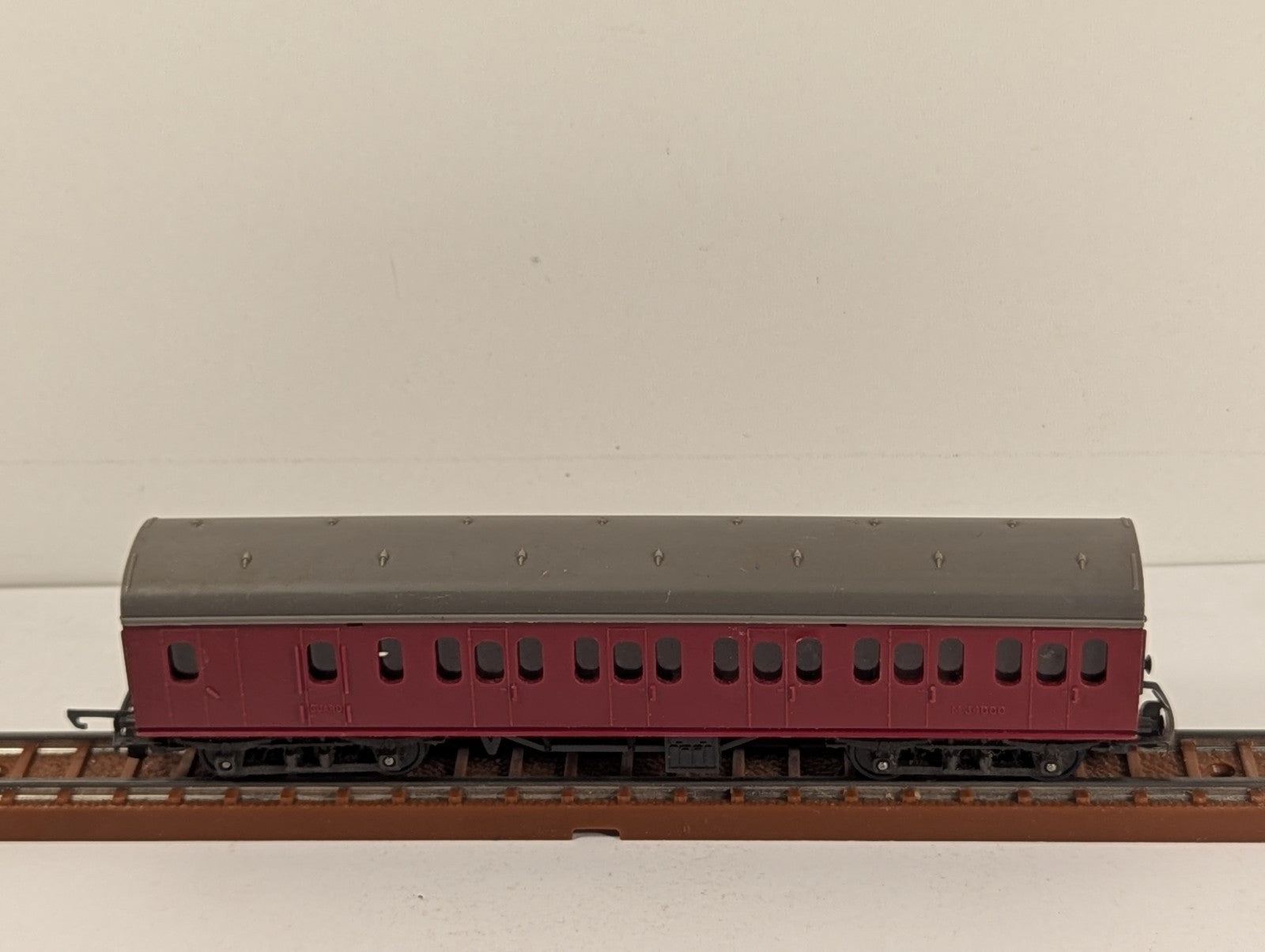 Tri-ang TT Gauge Suburban Composite Coach Passenger Coach M41006 BR Maroon