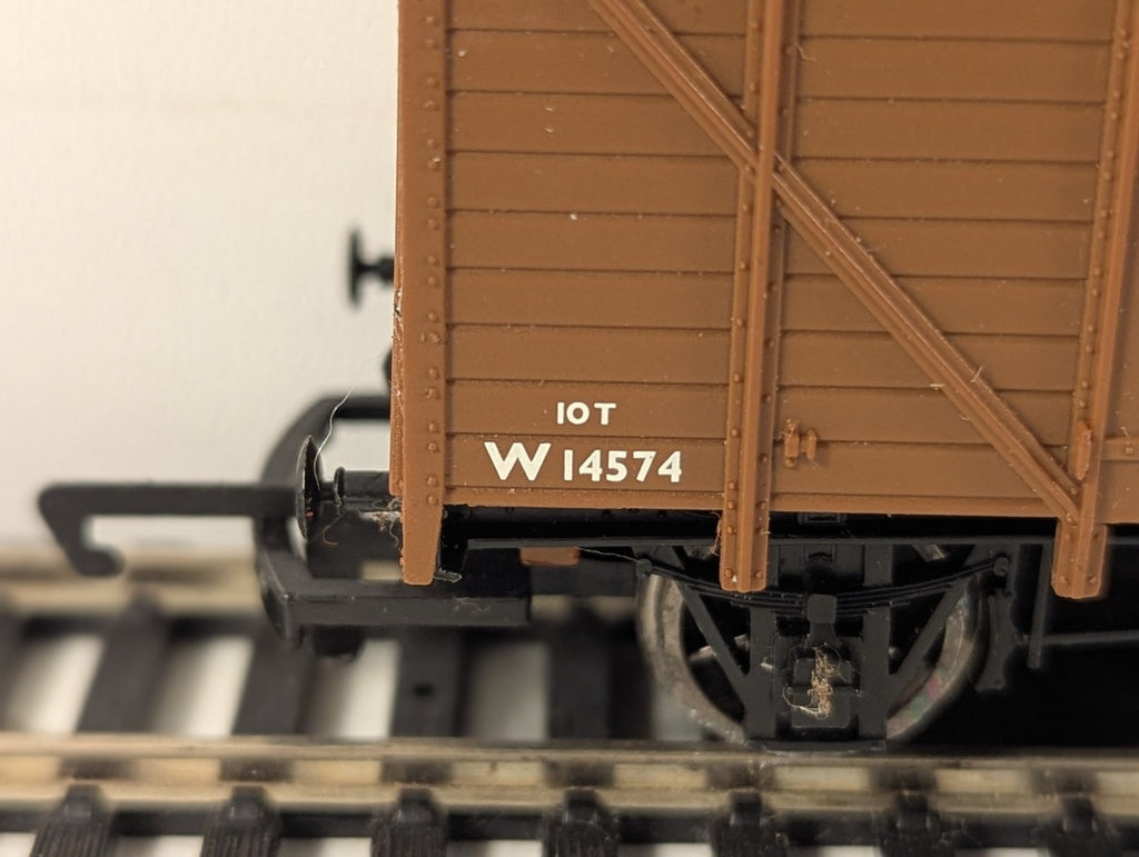 Hornby OO Gauge BR 10t Planked Ventilated Van Rolling Stock W14574