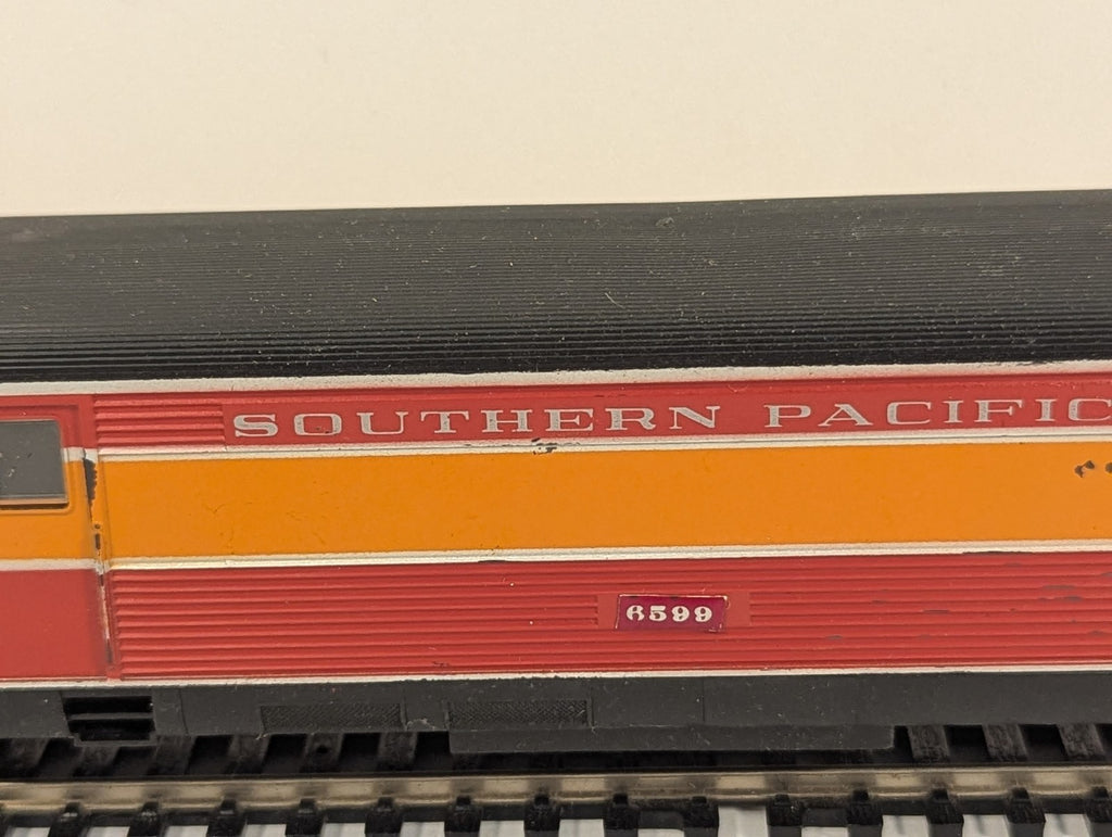 Con-Cor Southern Pacific Daylight Baggage Car 6599 HO Gauge