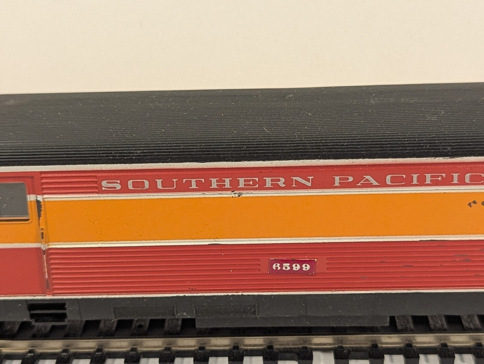 Con-Cor Southern Pacific Daylight Baggage Car 6599 HO Gauge