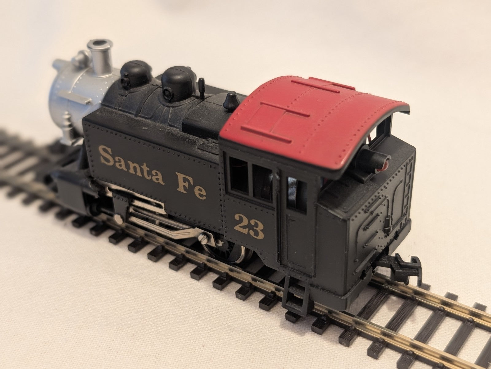 Model Power HO Scale Santa Fe 0-4-0 Tank Switcher – Working Lights