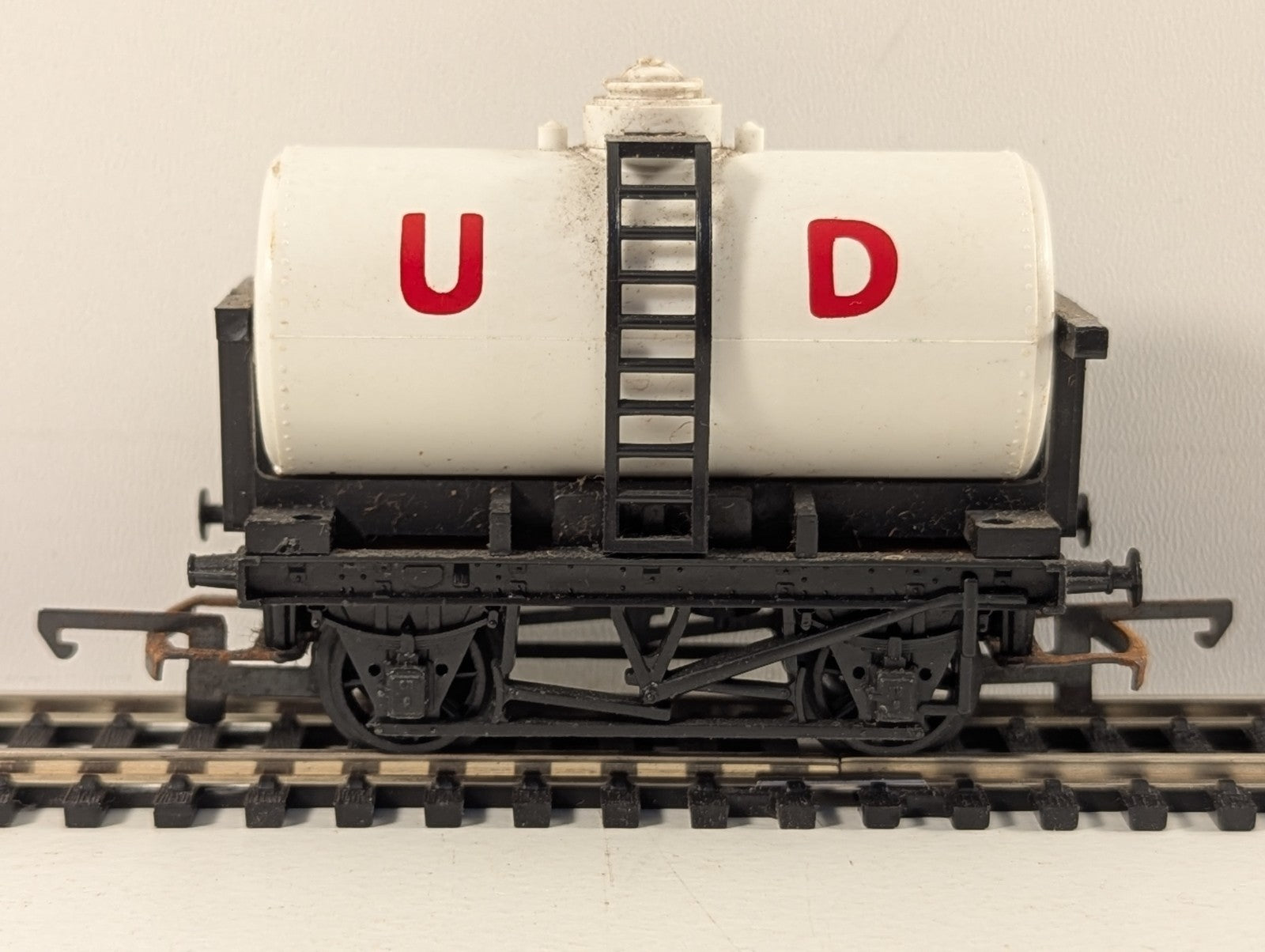 Tri-ang Hornby R15 OO Gauge White United Dairies Milk Tanker