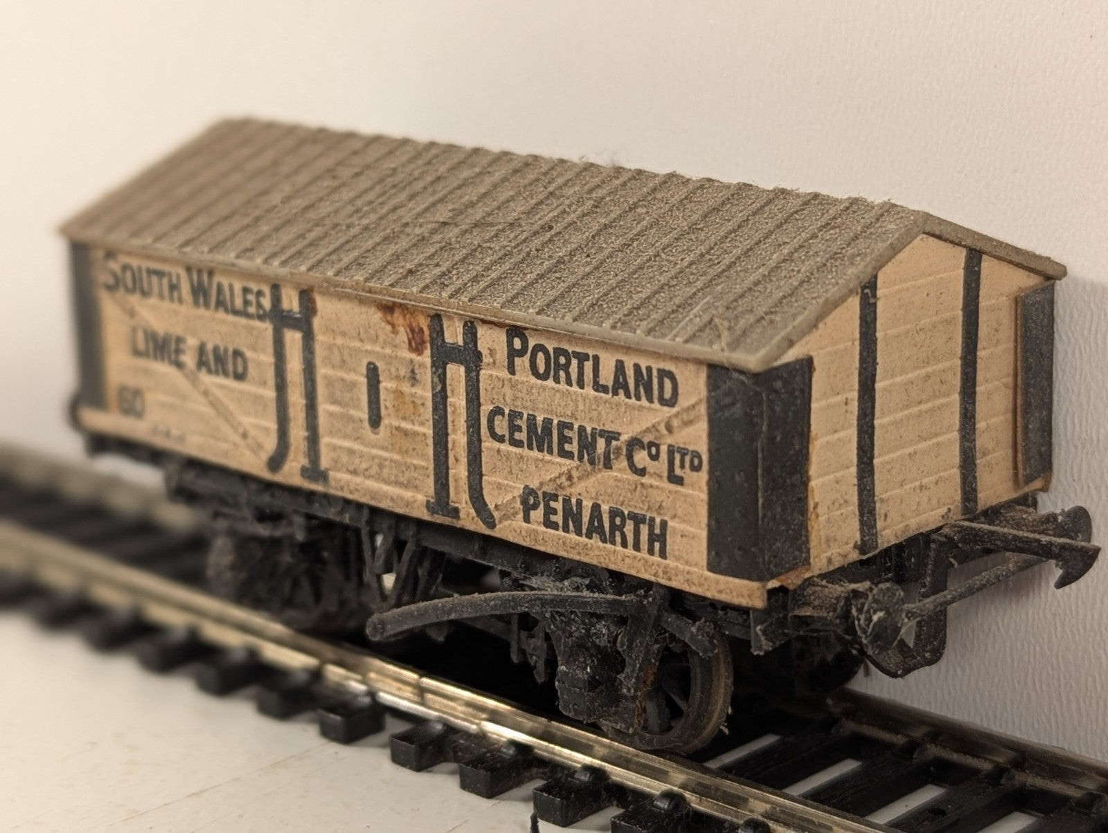 Peco OO Gauge South Wales Lime & Portland Cement Co Penarth Covered Van