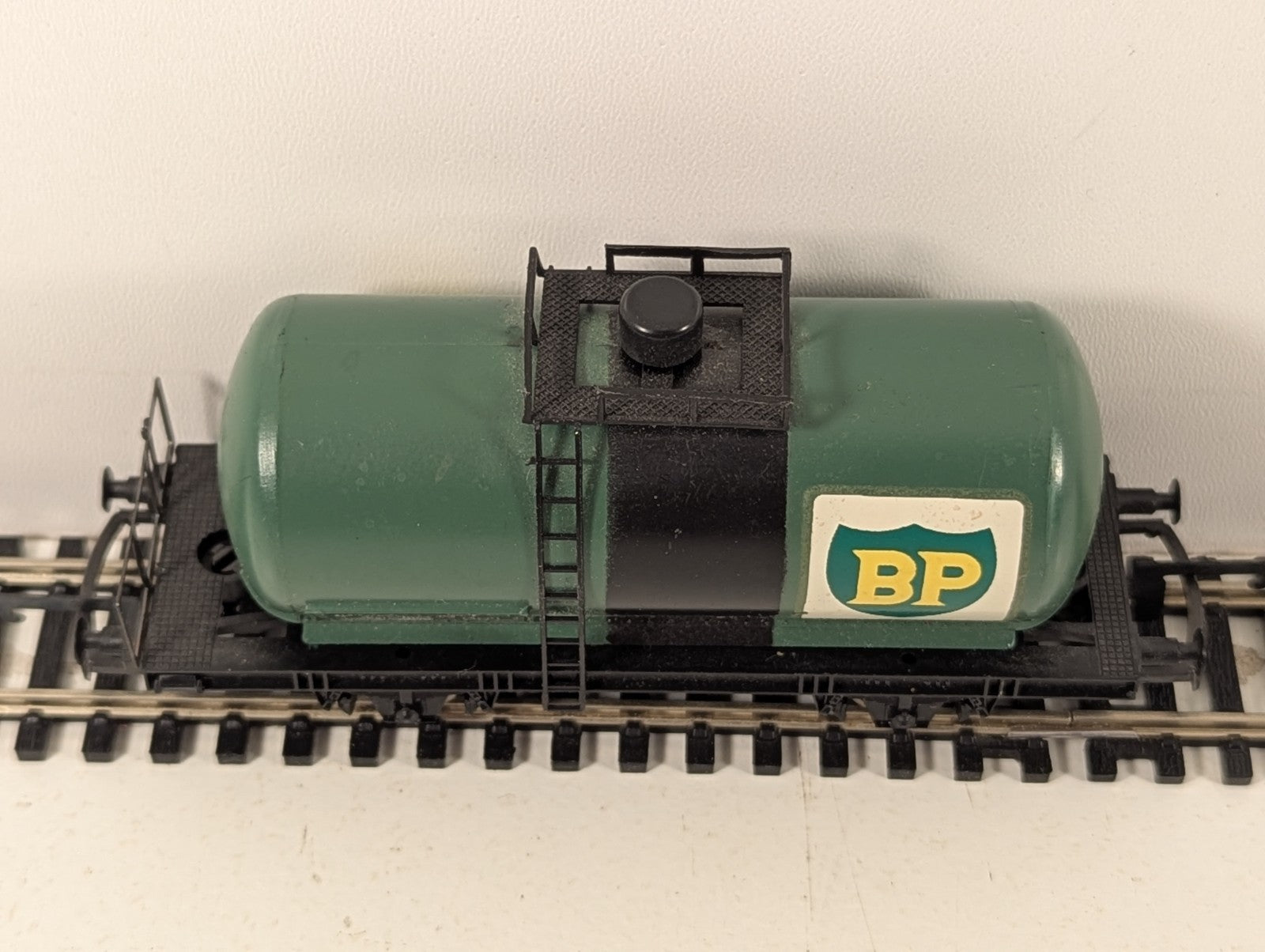 Lima HO Gauge Green BP Tank Wagon