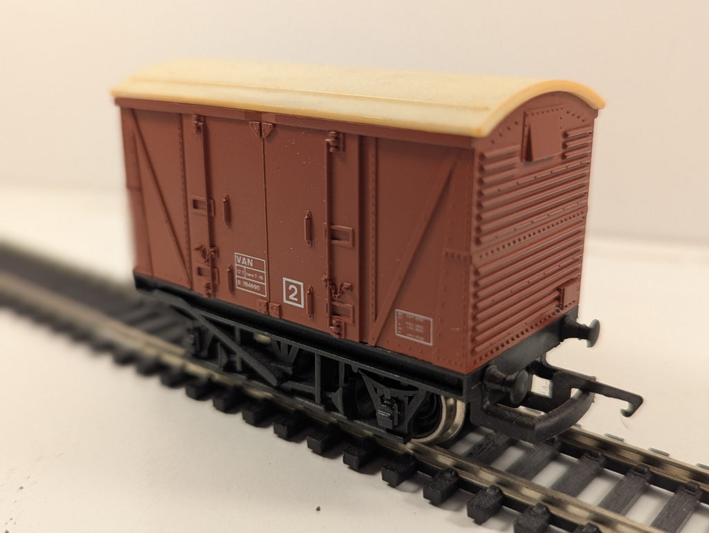 Hornby R.242 BR Ventilated Van OO Gauge