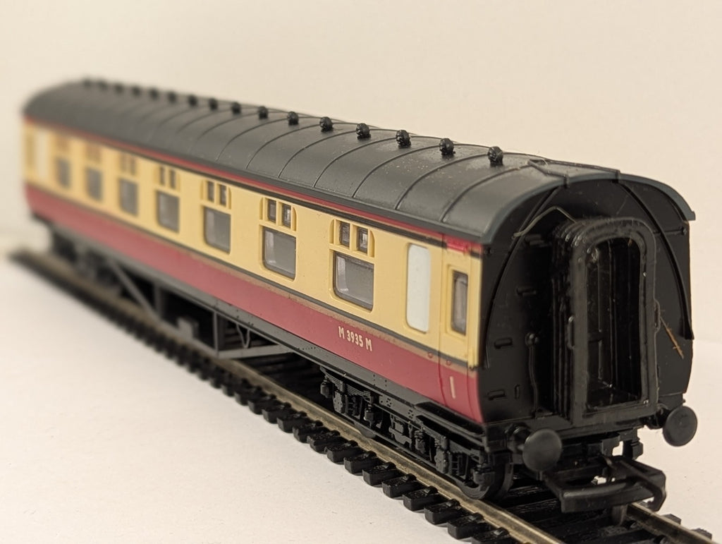 GMR Airfix 54203-4 OO Gauge BR Blood & Custard Composite Corridor Coach Boxed