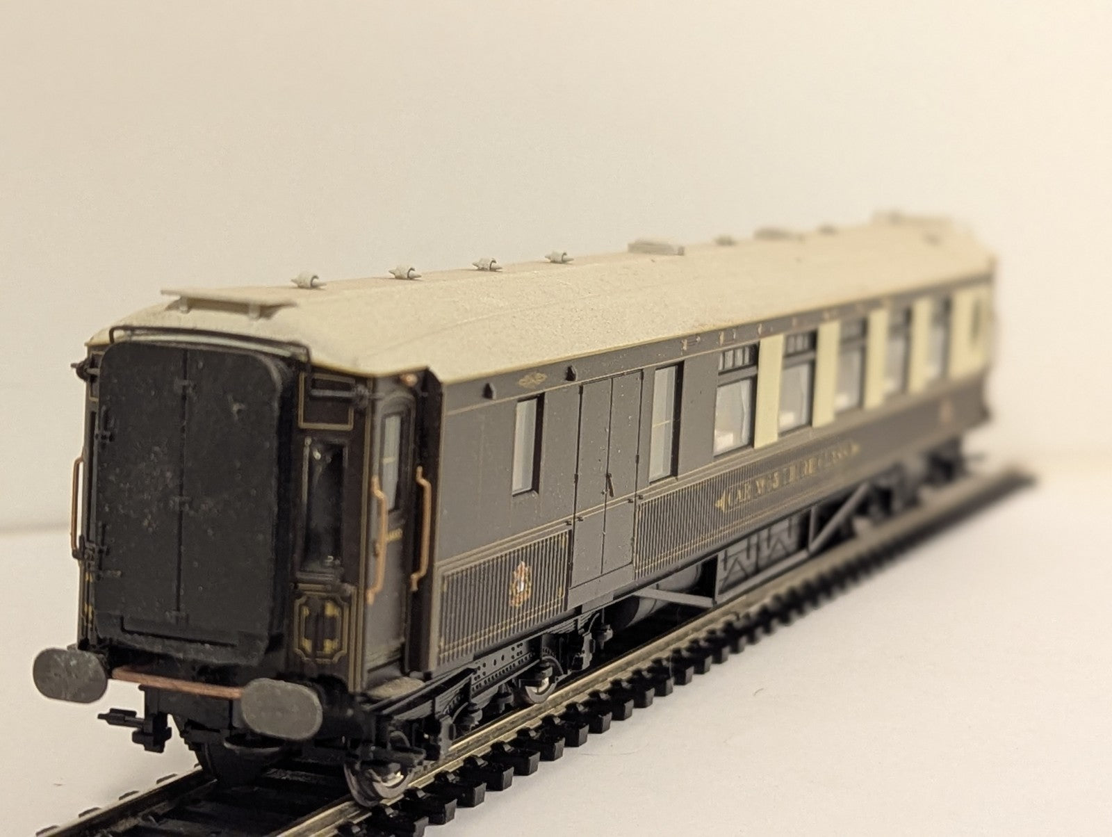 Hornby OO Gauge Pullman Third Class Brake Car No. 65 Passenger Coach - Lights Up
