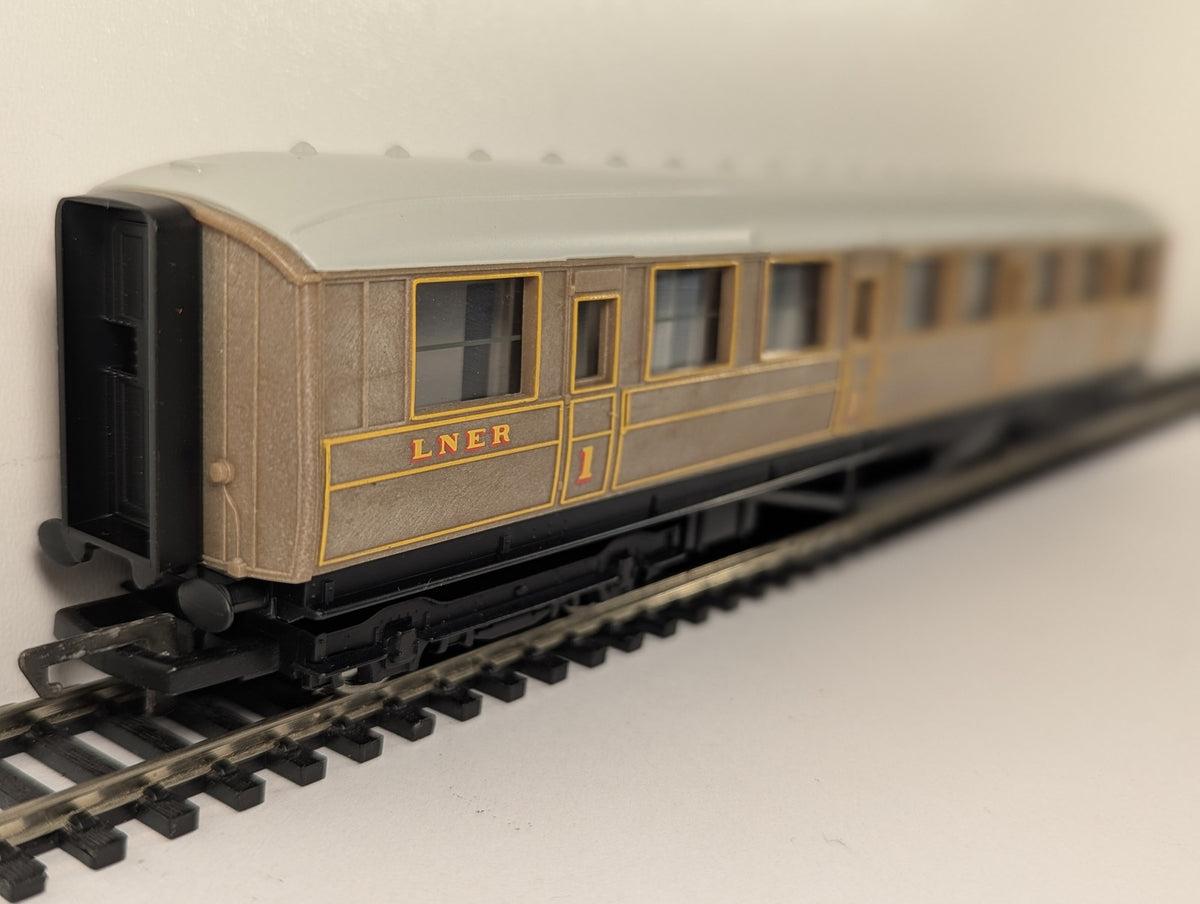 Hornby OO Gauge LNER Teak Composite Coach Passenger Coach 22357 R477