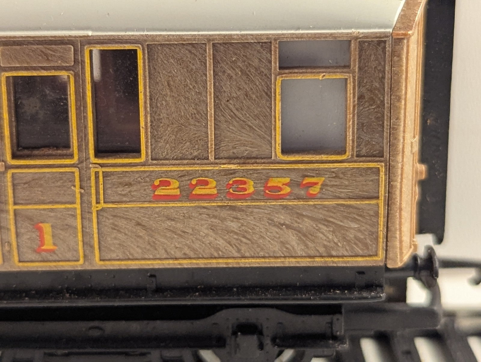 Hornby OO Gauge Gresley LNER Composite Coach Passenger Coach 22357 LNER Teak