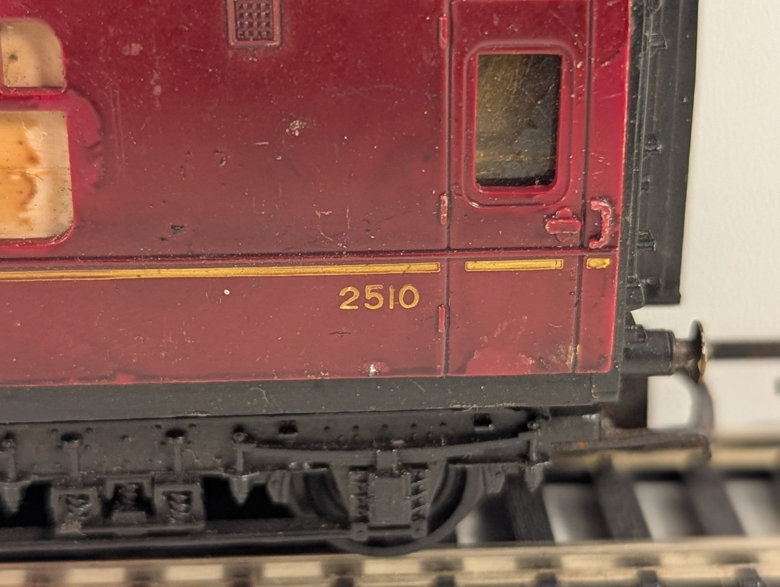 Tri-ang OO Gauge LMS Type Sleeping Car Passenger Coach 2510 BR Maroon