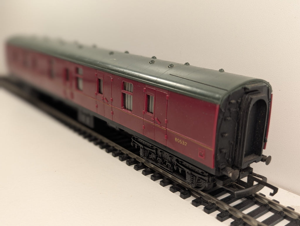 Hornby BR Mk1 Parcels Coach M80532 – OO Gauge