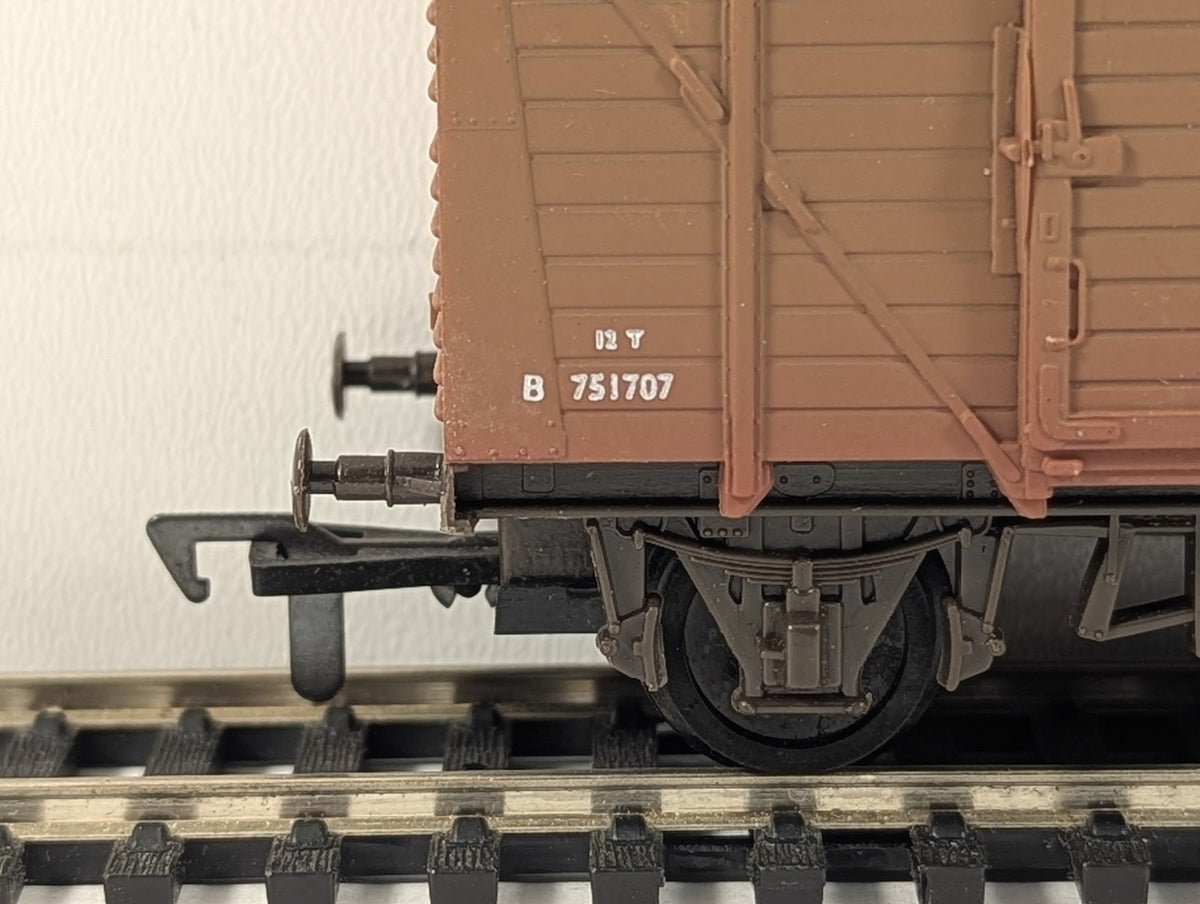Airfix OO Gauge BR 12T Ventilated Van Goods Wagon B751707 BR Bauxite 54313