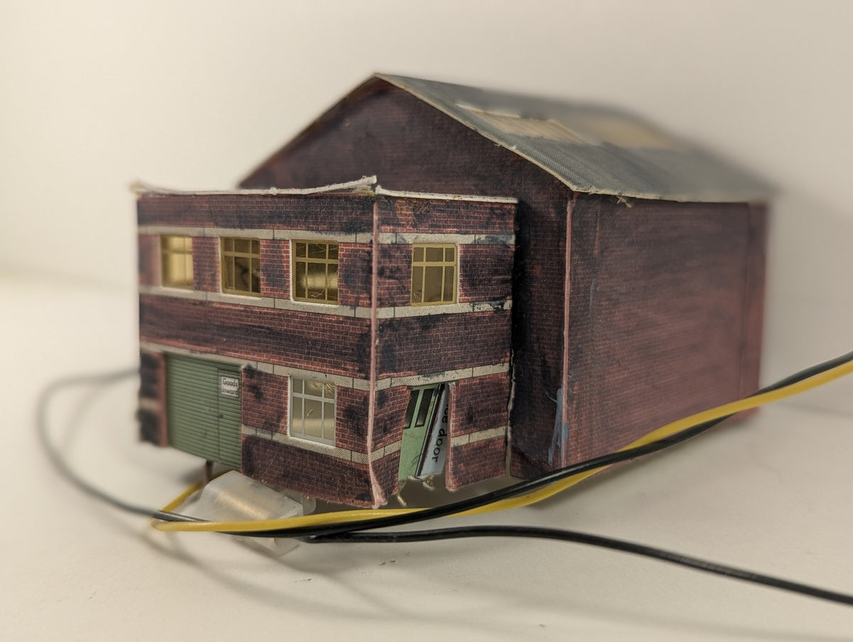 Metcalfe N Gauge Small Factory Building Red Brick with Lights