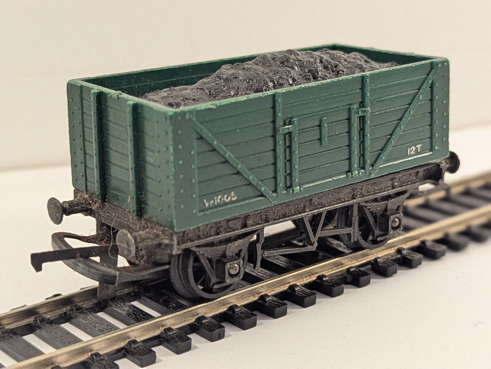 Tri-ang OO Gauge R10/13 5-Plank Open Wagon with Coal Load Green