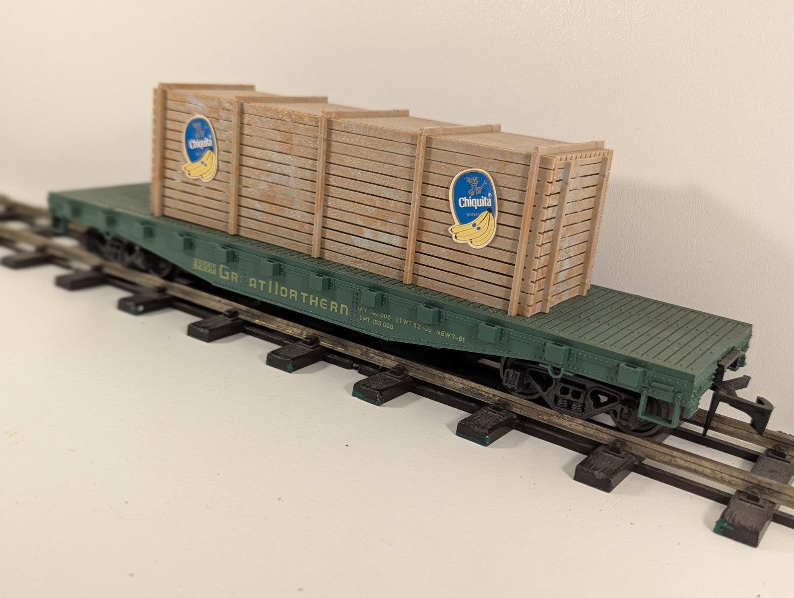 AHM 7301C Great Northern Flat Car with Crate – O Scale
